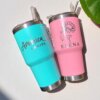 Dos vasos Termo personalizado clásico grande de 890 ml y 30 oz: uno turquesa con "América NANITA" y otro rosa con "ELENA" y un diseño floral. ¡Regalos personalizados perfectos!.