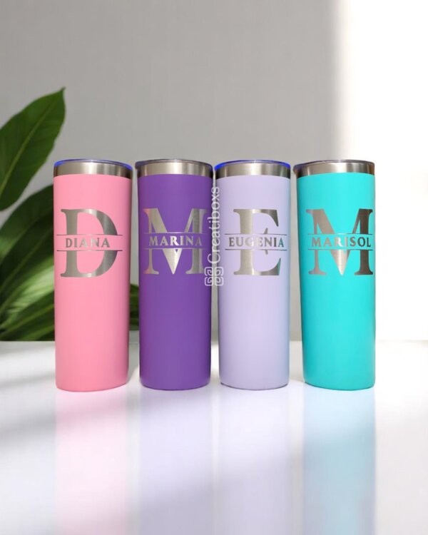 Cuatro Termos personalizados delgados 590ml 20oz, cada uno en un color diferente, personalizados con los nombres Diana, Marina, Eugenia y Marisol en letras grandes plateadas.