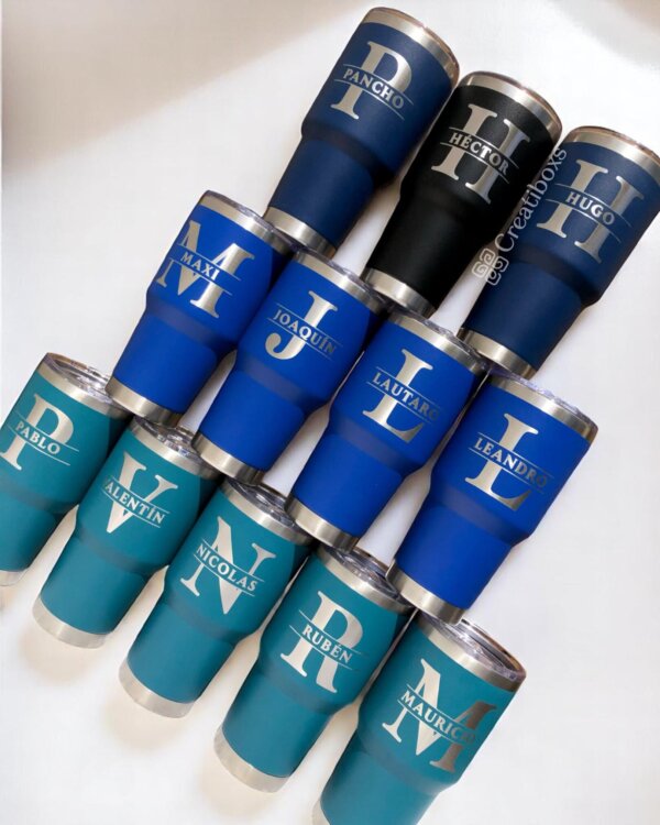 Doce vasos Termo personalizado clásico grande de 890 ml 30 oz en tonos azules, cada uno con un nombre personalizado y una inicial en letras plateadas.