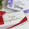 Dos cajas de regalo blancas "Caja personalizada con 2 diseños kraft mate" con cintas rojas y moradas, con mensajes de cumpleaños en español y con temática de Disney, perfectas para los amantes del kraft.