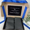 Abra la caja personalizada con 2 diseños kraft mate, listada con cinta azul y tarjeta en español que dice “¿Serías mi padrino?” sobre papel negro, ideal para regalos especiales y estilos kraft elegantes.