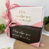 Caja personalizada para padrinos con 2 diseños kraft mate: incluye dos cajas de regalo con lazo rosa, una blanca y una negra, ambas con texto en dorado y blanco en español, ideales para un estilo elegante o diseños kraft.