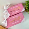Dos Cajas personalizadas de color rosa con 2 diseños kraft mate con listones blancos y texto dorado "Para la mejor maestra del mundo", perfectas como regalo personalizado para esa maestra especial.