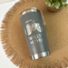 Termo personalizado clásico gris de 590 ml y 20 oz con gráfico de tractor y texto "Willy Aceves", mostrado sobre un tapete tejido cerca de plantas verdes.