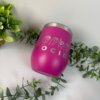 Un termo personalizado vinero whiskero rosa de 360 ml (12 oz) con nombre en deletreo manual ASL, rodeado de hojas verdes.