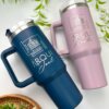Dos tazas de viaje "Termo personalizado jumbo con agarradera 1200ml 40oz", una azul marino y otra lila, personalizadas con diseños de arquitecto y nombres