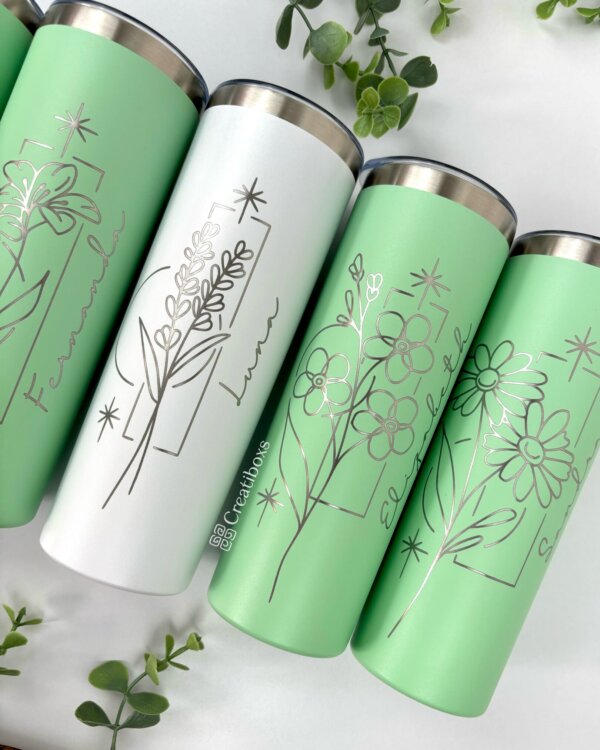 Cuatro Termo personalizado delgado de 590 ml 20 oz en colores pastel presentan arte floral y nombres en cursiva, rodeados de hojas verdes sobre una superficie blanca.
