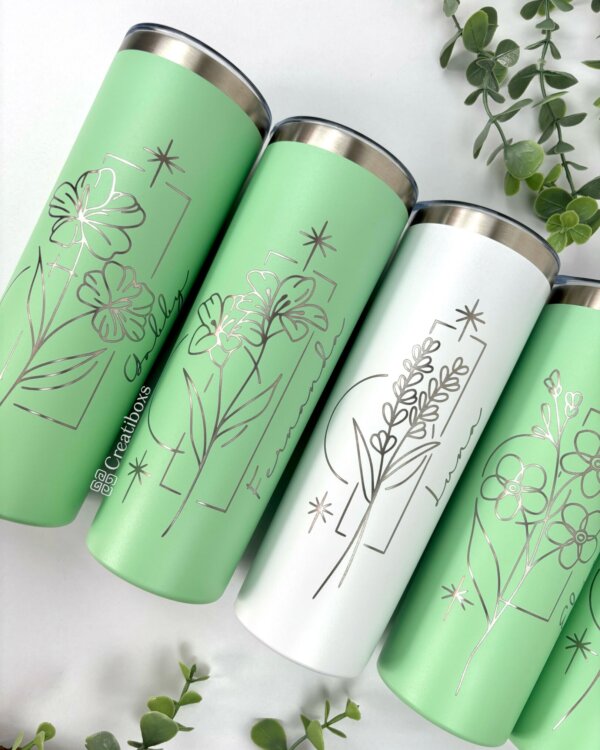Cuatro Termo personalizado delgado de 590 ml 20 oz en tonos pastel con arte floral y vegetación (tres en verde menta y uno en blanco) mostrados sobre un fondo blanco.