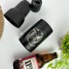 Porta botellas y latas personalizadas, con cuello y destapador, acompañado de una cerveza IPA Lagunitas y una pequeña planta sobre una superficie blanca.