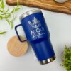 Termo personalizado clásico grande con agarradera 890ml 30oz azul, con gráfico de ciudad y texto ARQUI Arturo, sobre un escritorio con plantas y una tabla de madera.
