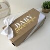 Caja personalizada con 2 diseños kraft mate, color marrón con lazo blanco y BABY Salazar Guyon en la tapa, se muestra junto a una pequeña planta en maceta.