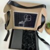 Caja personalizada abierta con 2 diseños de papel kraft mate. Incluye papel triturado negro, listón negro y una tarjeta de Feliz Cumpleaños. Perfecta para un regalo con un toque especial y personalizado.