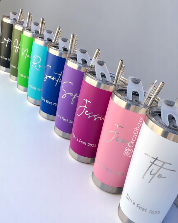 Nueve vasos Termo personalizado clásico de 590 ml y 20 oz con nombres y pajitas están dispuestos en diagonal sobre una superficie clara.