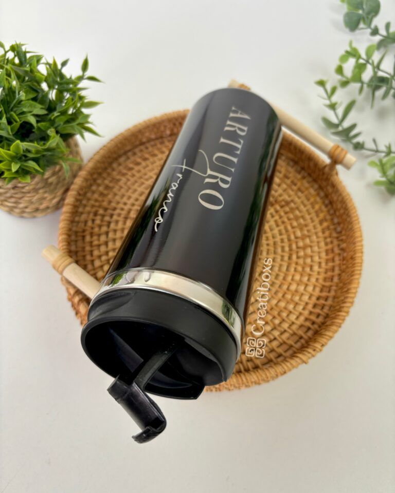 Termo de acero inoxidable color negro personalizado sublimado con nombre para regalo vista superior tapadera