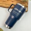 termo 30oz azul con agarradera personalizado logo en grabado laser
