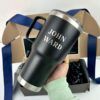 termo 30oz negro con agarradera regalo personalizado nombre en grabado laser caja de regalo de fondo