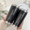 dos termos 20oz negros personalizados con nombre grabado laser para padrinos