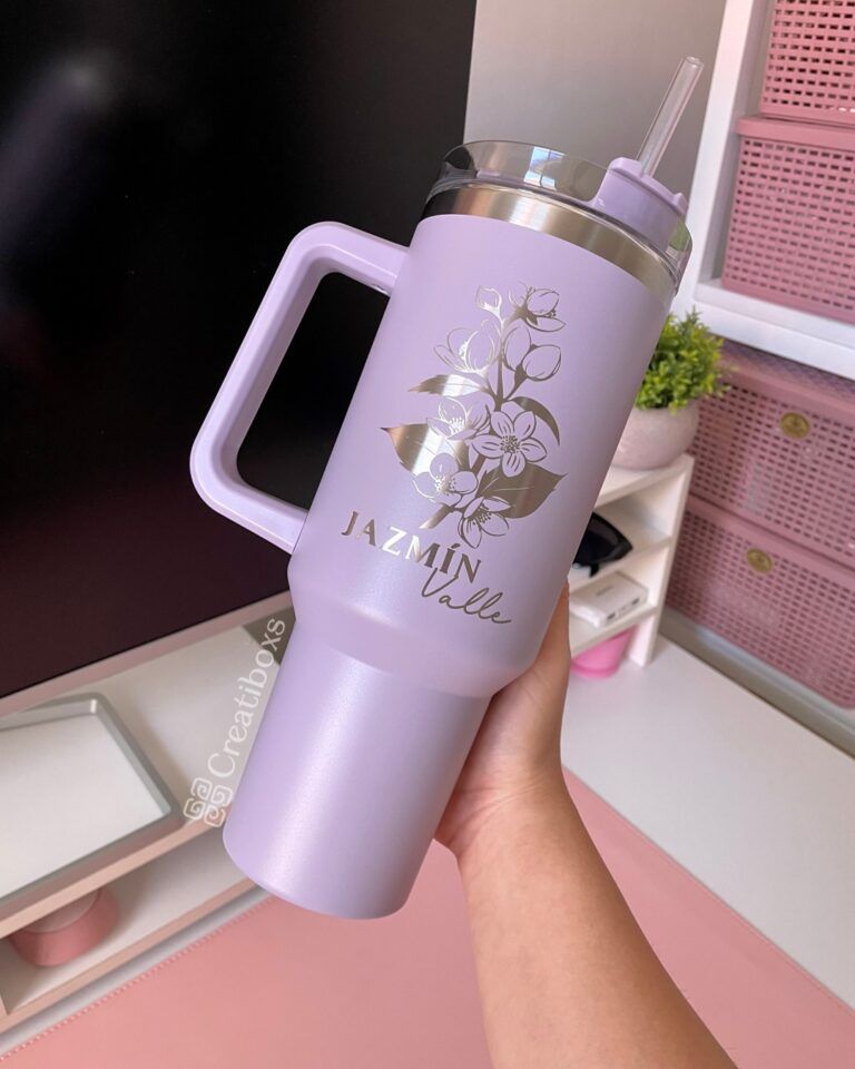 termo 40oz lila regalo personalizado en grabado laser con nombre y flores jazmin