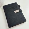 libreta color negro con broche magnetico personalizada con nombre en grabado laser