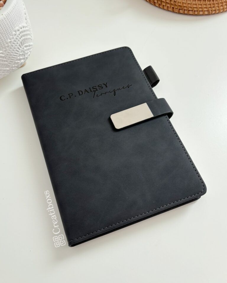 libreta color negro con broche magnetico personalizada con nombre en grabado laser
