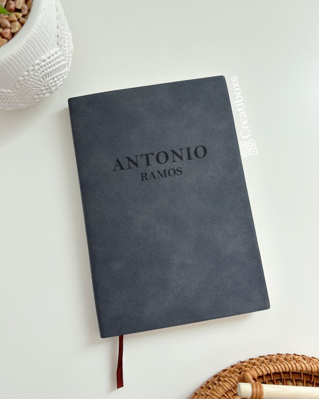 libreta color gris tacto suave personalizada con nombre en grabado laser