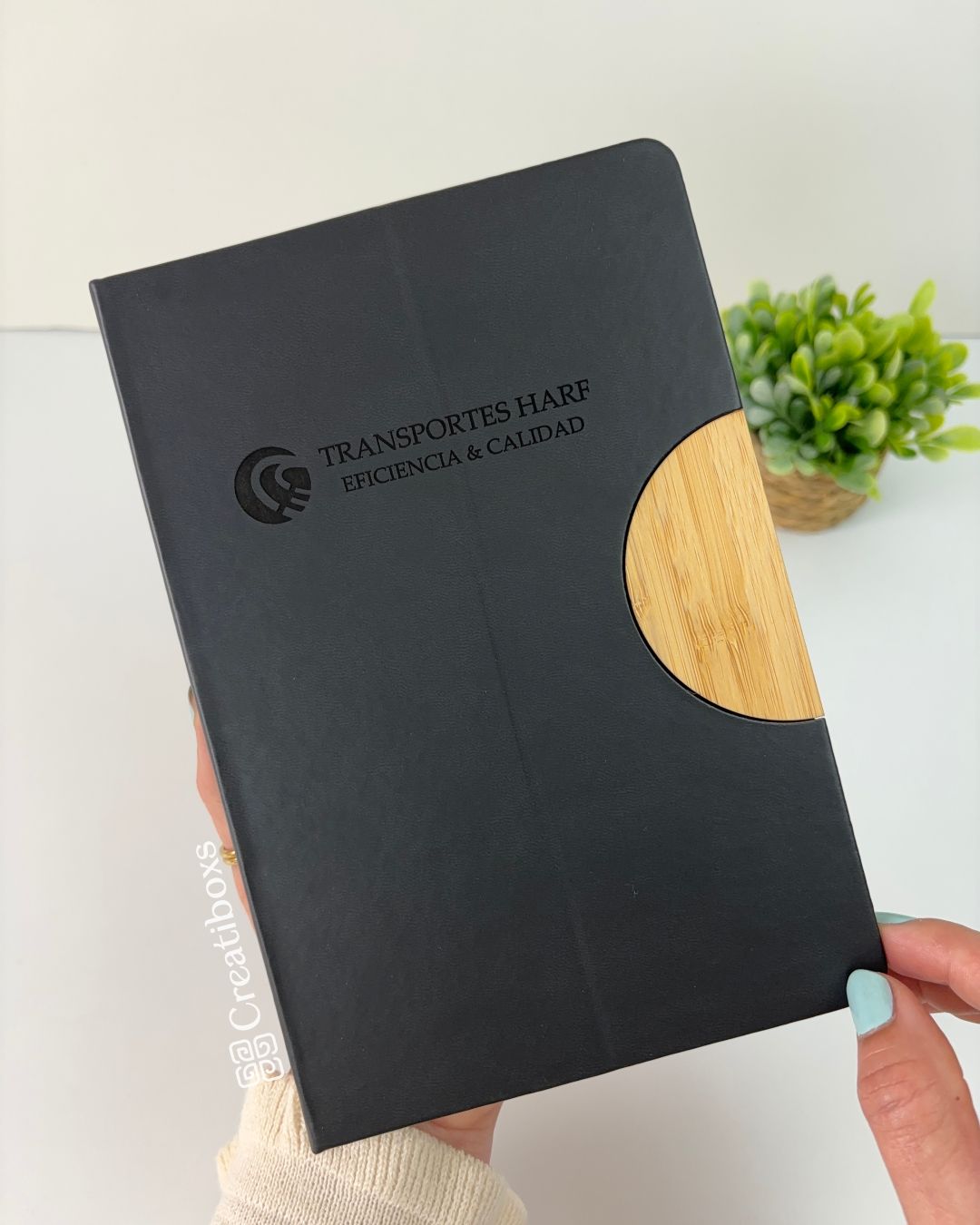 libreta color negro de vinipiel con bambu personalizada con logo en grabado laser para regalo articulos promocionales