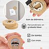 Paquete de 10 - 50 Destapadores con imán redondo de bambú personalizado (6 cm de diámetro) incluye grabado láser. Úselo en el refrigerador como sujeta-notas, abrebotellas o accesorio portátil. Con logo Creatiboxs al pie.