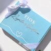Regalo para padrinos: Una caja mediana personalizada de color azul con un lazo blanco y "Tíos Lupita & Gustavo" en la tapa, ideal para regalar o para combinar con el Kit termo clásico 590ml x2 y caja mediana personalizada.