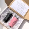 Regalo para padrinos: Caja de regalo que incluye dos vasos termo clásicos Kit de 590 ml, pajitas de metal, una tarjeta de agradecimiento, todo en papel triturado blanco en una elegante caja mediana personalizada.