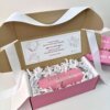 Kit termo delgado 590ml y caja chica personalizada en rosa, decorada con listón blanco y nota de agradecimiento en la tapa.