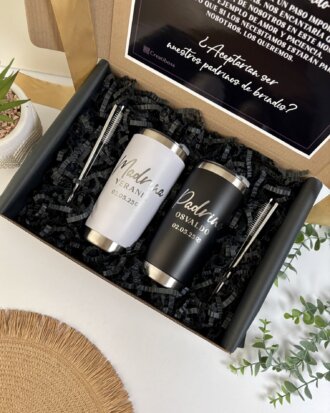 El Kit termo clásico 590ml x2 y caja mediana personalizada incluye dos vasos personalizados, pajitas de metal, una nota y papel picado negro: un set de regalo ideal presentado en una caja mediana personalizada.