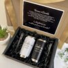 Caja regalo con dos vasos clásicos de 590ml (kit termo clásico x2) y una caja mediana personalizada, además de pajitas metálicas y una nota en español, perfectamente presentada entre plantas.