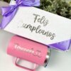 Kit termo taza 710ml y caja chica personalizada: caja de regalo con "Feliz Cumpleaños", un termo rosa con la etiqueta "Fernanda" con un corazón y una cinta morada.