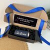 Kit termo taza 710ml y caja chica personalizada: incluye termo azul con nombre, tarjeta con mensaje en español y listón azul, todo presentado en una caja personalizada.