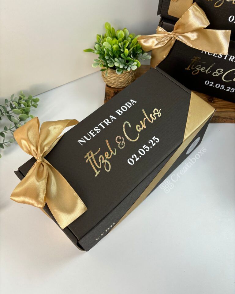 caja negra personalizada de regalo con moño dorado para peticion de padrinos de boda con texto en el exterior nuestra boda nombres y fecha