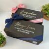 Dos cajas de regalo color negro personalizadas en el exterior con nombre una para mujer y otra para hombre