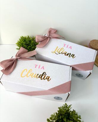 dos cajas chicas color blanco personalizadas para petición de madrinas y moño color rosa