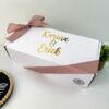 caja de regalo personalizada para padrinos color blanca con moño rosa y letras doradas frase con nombres