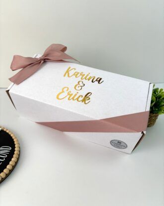 caja de regalo personalizada para padrinos color blanca con moño rosa y letras doradas frase con nombres