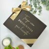 caja personalizada color negro con moño color champaña y frase tengo una preguntita que hacerte regalo para padrinos