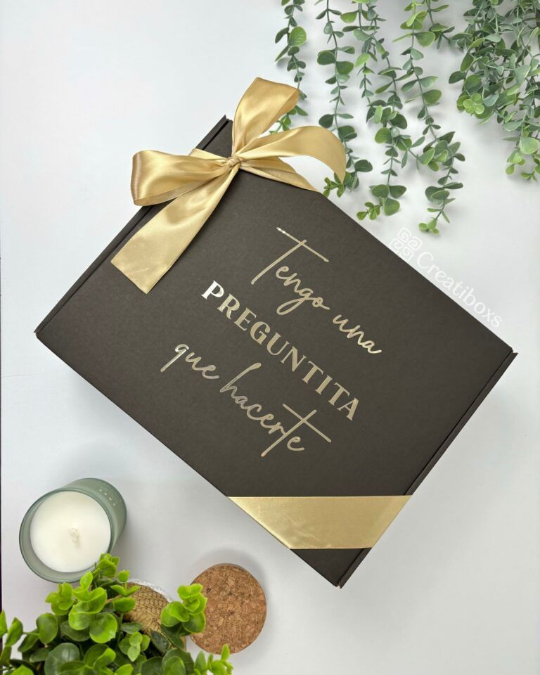 caja personalizada color negro con moño color champaña y frase tengo una preguntita que hacerte regalo para padrinos