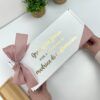 caja blanca de regalo para peticion de madrina color blanca con moño rosa y texto personalizado frase gracias por aceptar ser mi madrina de confirmacion