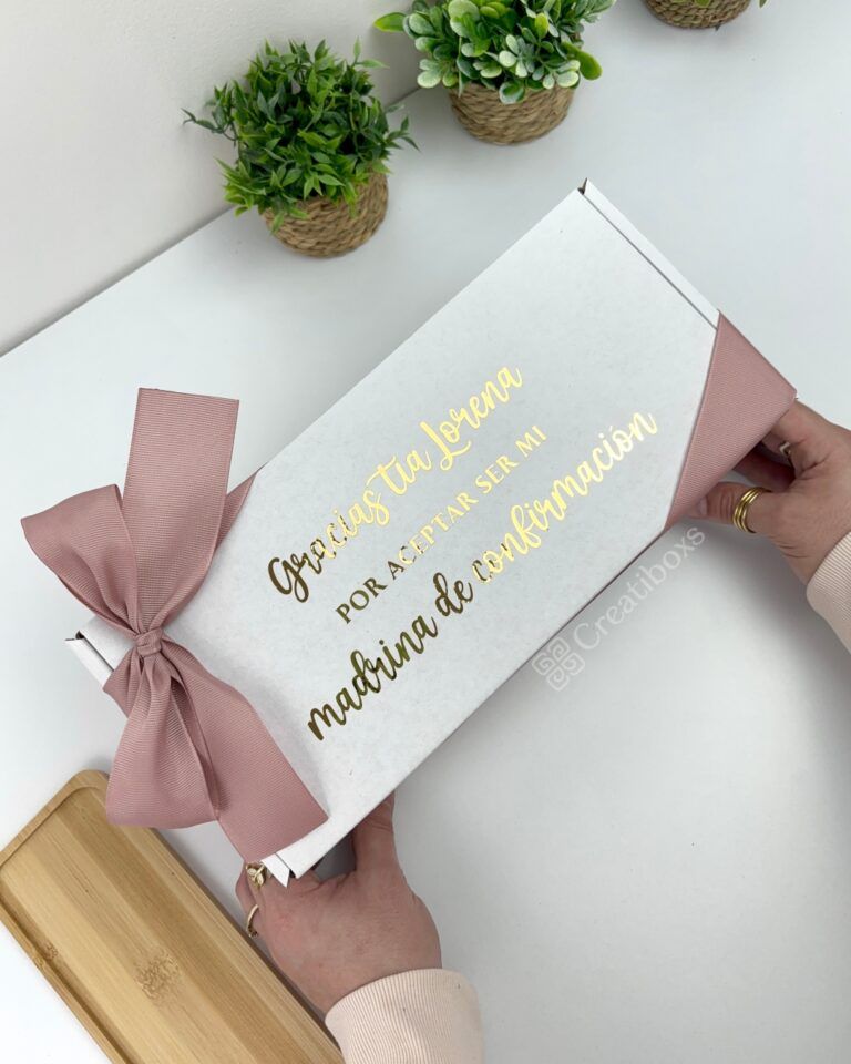 caja blanca de regalo para peticion de madrina color blanca con moño rosa y texto personalizado frase gracias por aceptar ser mi madrina de confirmacion