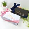 Dos cajas de regalo personalizadas en el exterior con nombre una en color blanco para mujer y otra en color negro para hombre