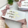 caja personalizada para padrinos color blanco con moño rosa y letras doradas con frase quiero hacerles una pregunta