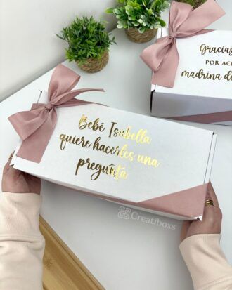 caja personalizada para padrinos color blanco con moño rosa y letras doradas con frase quiero hacerles una pregunta