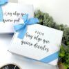 caja color blanco con moño azul cielo y frase personalizada tios hay algo que quiero decirles regalo para peticion de padrinos