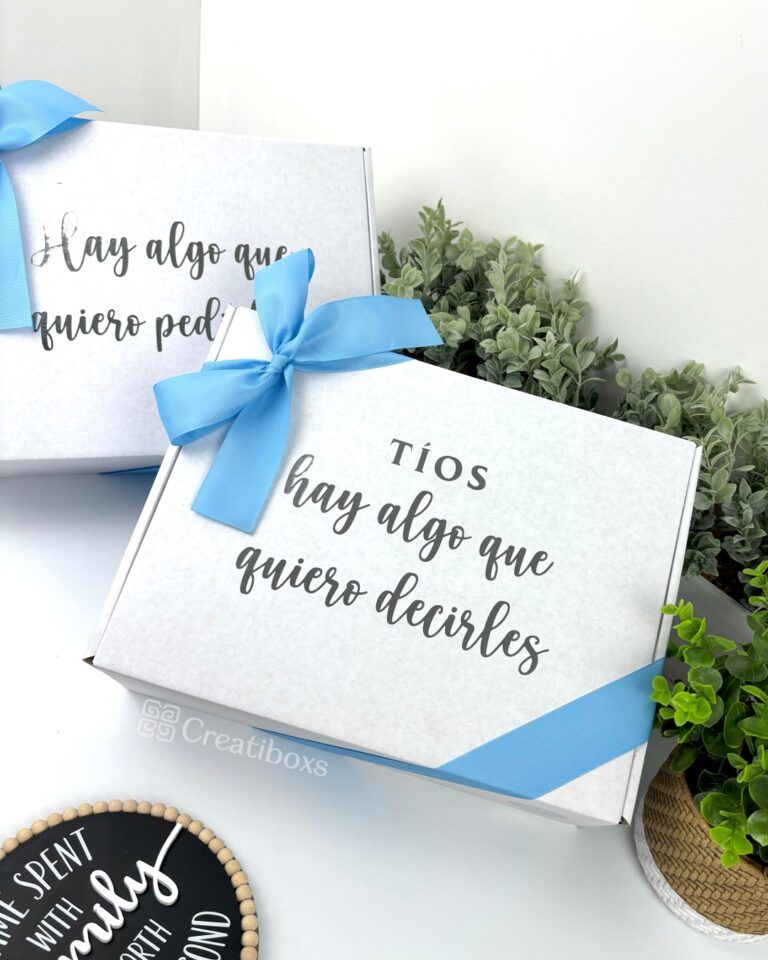 caja color blanco con moño azul cielo y frase personalizada tios hay algo que quiero decirles regalo para peticion de padrinos