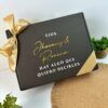 caja color negro y moño dorado con frase personalizada tios hay algo que quiero decirles regalo para peticion de padrinos