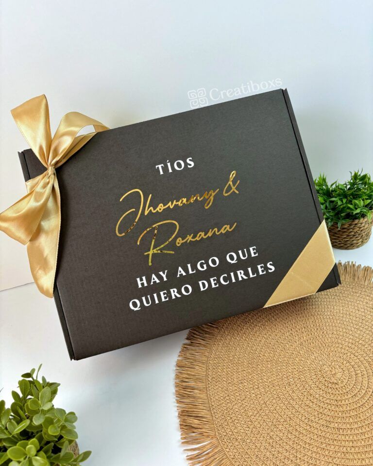 caja color negro y moño dorado con frase personalizada tios hay algo que quiero decirles regalo para peticion de padrinos